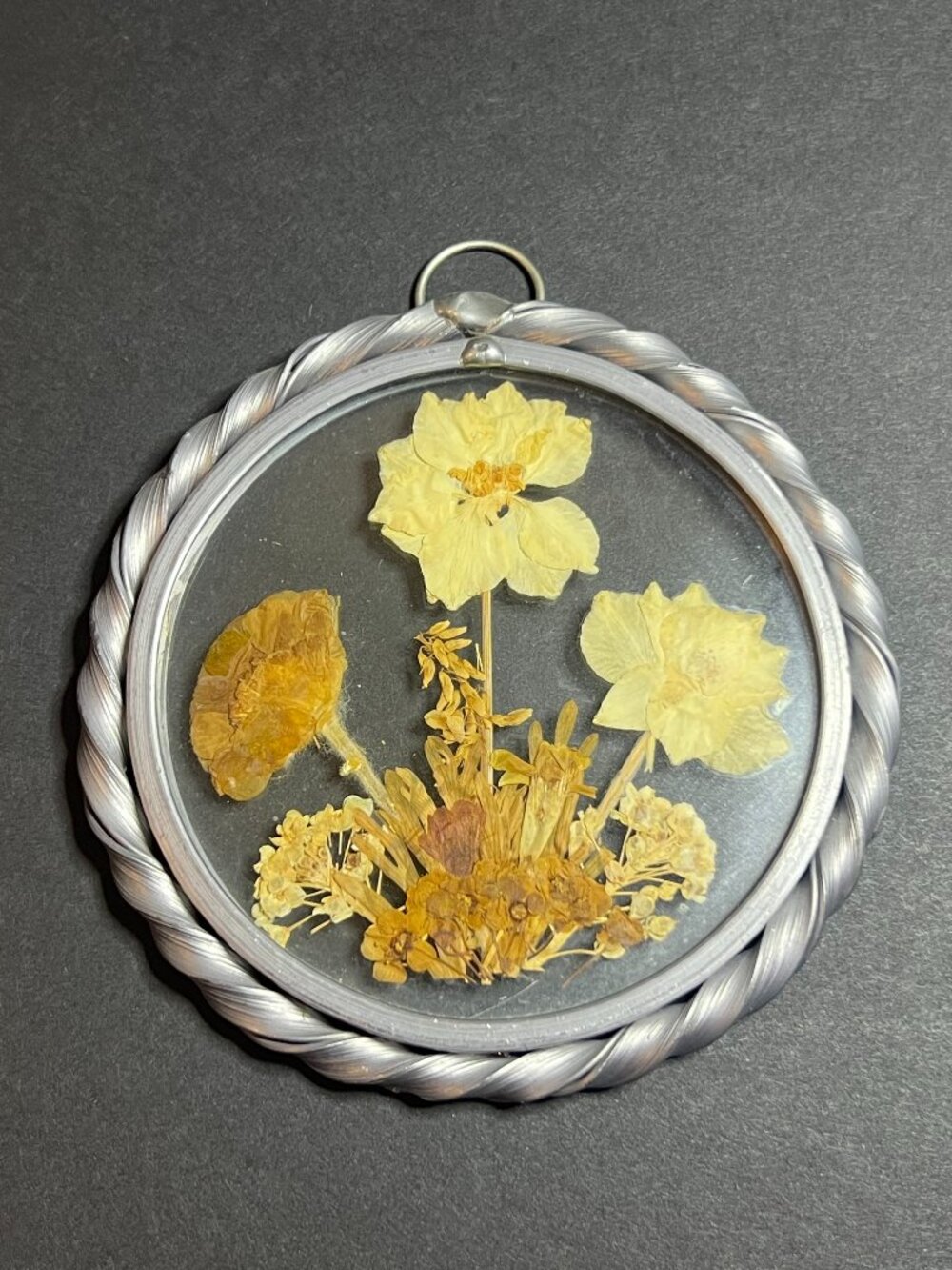VTG Round Glass & Twisted Pewter Framed Pressed Dried Flowers Suncatcher 3.5"